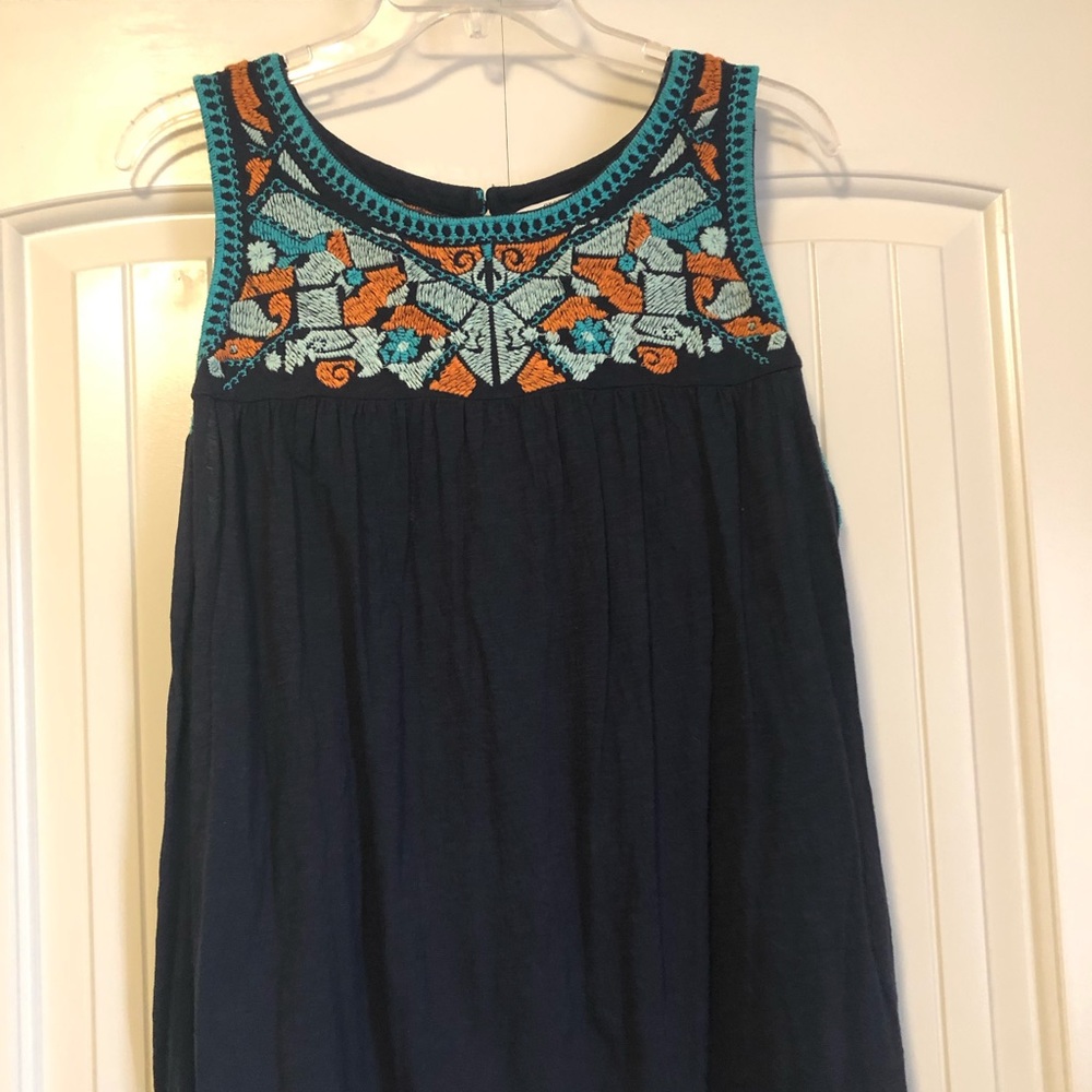 Crown&ivy sleeveless embroidered top